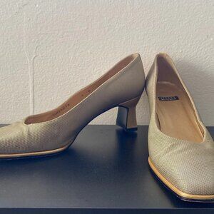 Vintage 1980s/90s Stuart Weitzman Textured Cream Heels